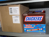 Drie dozen snoepgoed w.o. nootjes, snickers en mega-roulette. tht 02-09-2026.