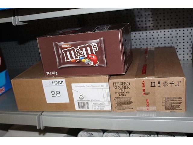 Drie dozen snoepgoed w.o. stroopwafels, ferrero rocher en m&m. tht 06-2026. - afbeelding 1 van  1