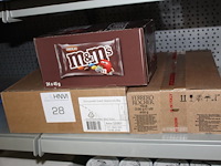 Drie dozen snoepgoed w.o. stroopwafels, ferrero rocher en m&m. tht 06-2026.