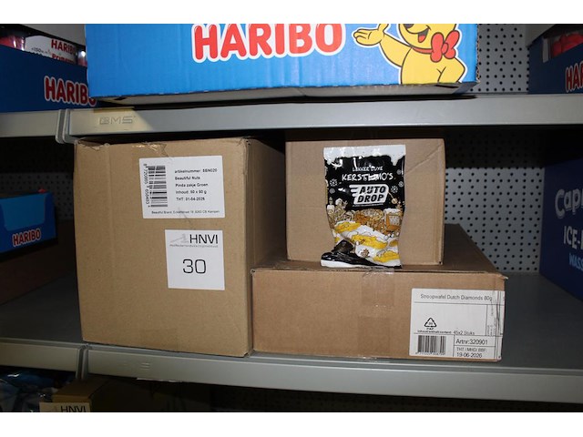 Drie dozen snoepgoed w.o. stroopwafels, nootjes en autodrop. tht 06-2026. - afbeelding 1 van  1