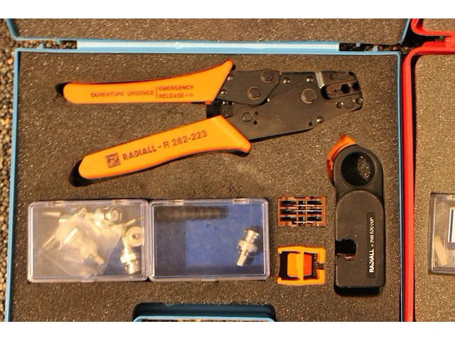 Drie elektra speciaal tangen w.o. knipex in drie kunststoffen koffers. - afbeelding 4 van  4