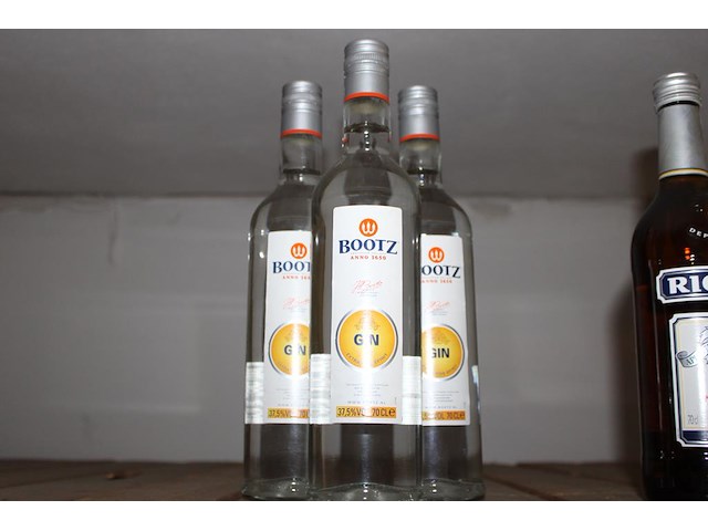 Drie flessen bootz gin. - afbeelding 1 van  2