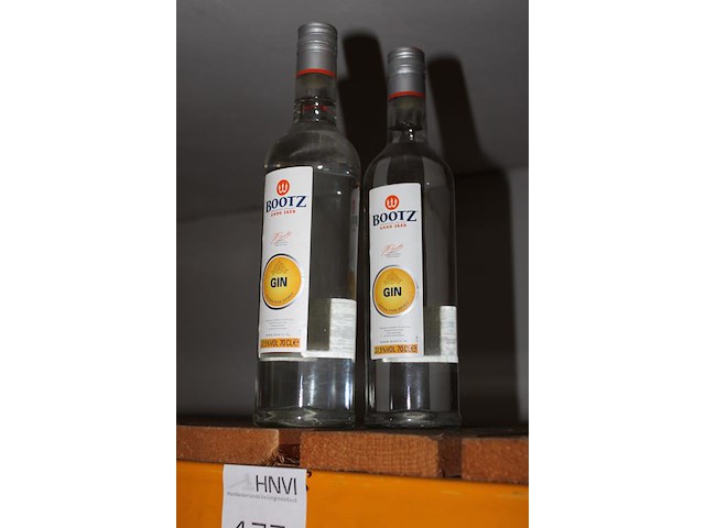 Drie flessen bootz gin. - afbeelding 2 van  2