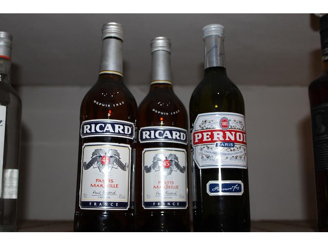 Drie flessen richard en pernod. - afbeelding 1 van  2