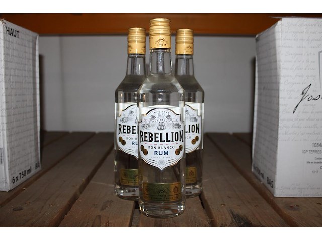Drie flessen witte rum rebellion. - afbeelding 1 van  2