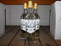 Drie flessen witte rum rebellion. - afbeelding 1 van  2