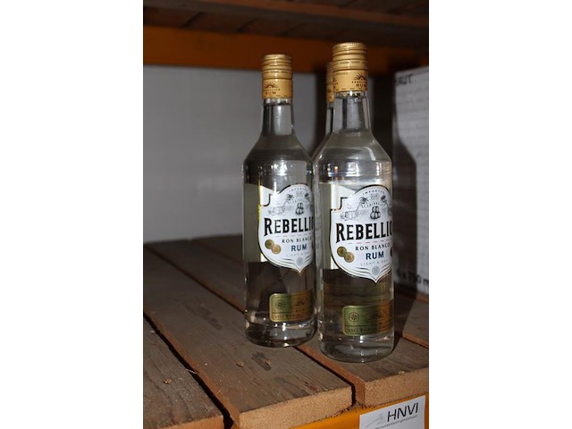 Drie flessen witte rum rebellion. - afbeelding 2 van  2
