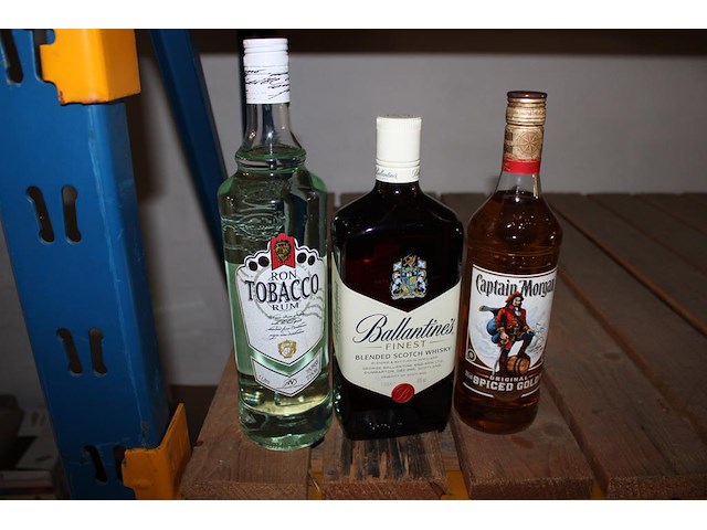 Drie flessen w.o. whisky en rum. - afbeelding 1 van  2