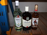 Drie flessen w.o. whisky en rum. - afbeelding 1 van  2