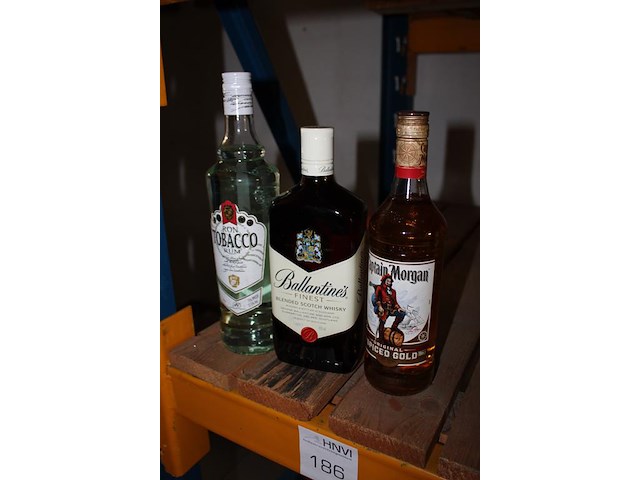 Drie flessen w.o. whisky en rum. - afbeelding 2 van  2