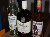 Drie flessen w.o. whisky en rum. - afbeelding 2 van  2