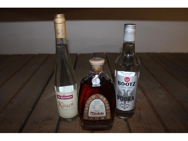 Drie flessen, wodka, miodula en kirsch. - afbeelding 1 van  2