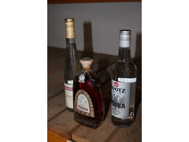 Drie flessen, wodka, miodula en kirsch. - afbeelding 2 van  2