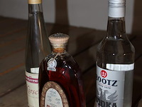 Drie flessen, wodka, miodula en kirsch. - afbeelding 2 van  2