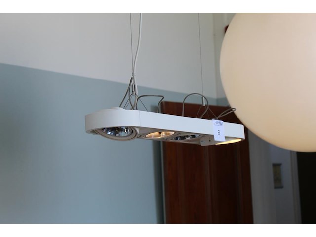Drie hallogeen lampen. afmeting 77 x 18 cm. let op, u dient zelf te demonteren met eigen hoge trap! - afbeelding 1 van  4