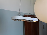 Drie hallogeen lampen. afmeting 77 x 18 cm. let op, u dient zelf te demonteren met eigen hoge trap!