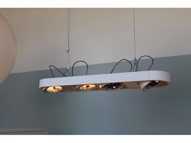 Drie hallogeen lampen. afmeting 77 x 18 cm. let op, u dient zelf te demonteren met eigen hoge trap! - afbeelding 2 van  4