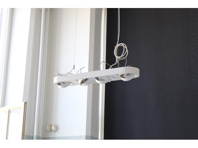 Drie hallogeen lampen. afmeting 77 x 18 cm. let op, u dient zelf te demonteren met eigen hoge trap! - afbeelding 3 van  4