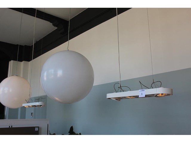 Drie hallogeen lampen. afmeting 77 x 18 cm. let op, u dient zelf te demonteren met eigen hoge trap! - afbeelding 4 van  4