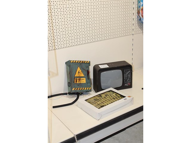 Drie halloween items w.o. tv en stroomkast. - afbeelding 2 van  2