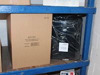 Drie handdoekdispensers voor z en interfolded tissues. - afbeelding 1 van  2