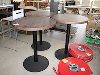 Drie hoge ronde tafels met houten blad hoogte 94 cm. - afbeelding 1 van  2