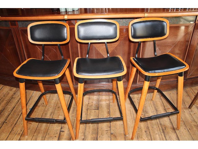 Drie houten barkrukken met beklede zitting. let op een zitting beschadigd. - afbeelding 1 van  5