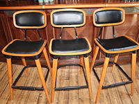 Drie houten barkrukken met beklede zitting. let op een zitting beschadigd. - afbeelding 1 van  5