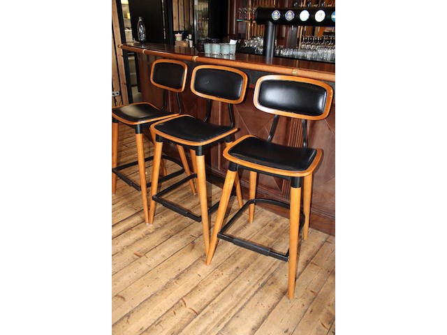 Drie houten barkrukken met beklede zitting. let op een zitting beschadigd. - afbeelding 2 van  5