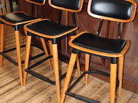 Drie houten barkrukken met beklede zitting. let op een zitting beschadigd. - afbeelding 2 van  5