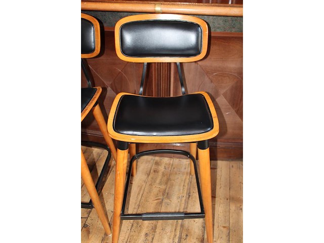 Drie houten barkrukken met beklede zitting. let op een zitting beschadigd. - afbeelding 3 van  5