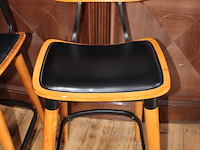 Drie houten barkrukken met beklede zitting. let op een zitting beschadigd. - afbeelding 3 van  5