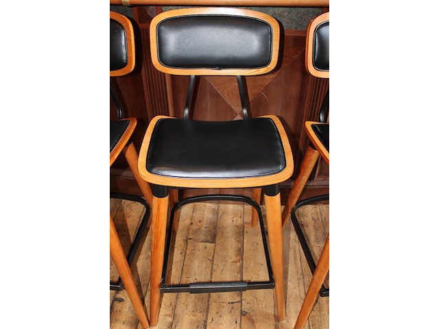 Drie houten barkrukken met beklede zitting. let op een zitting beschadigd. - afbeelding 4 van  5