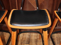 Drie houten barkrukken met beklede zitting. let op een zitting beschadigd. - afbeelding 4 van  5