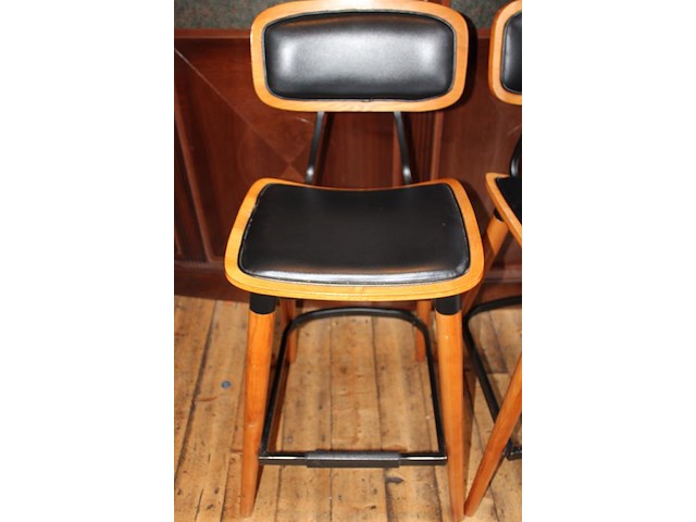 Drie houten barkrukken met beklede zitting. let op een zitting beschadigd. - afbeelding 5 van  5