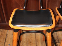 Drie houten barkrukken met beklede zitting. let op een zitting beschadigd. - afbeelding 5 van  5