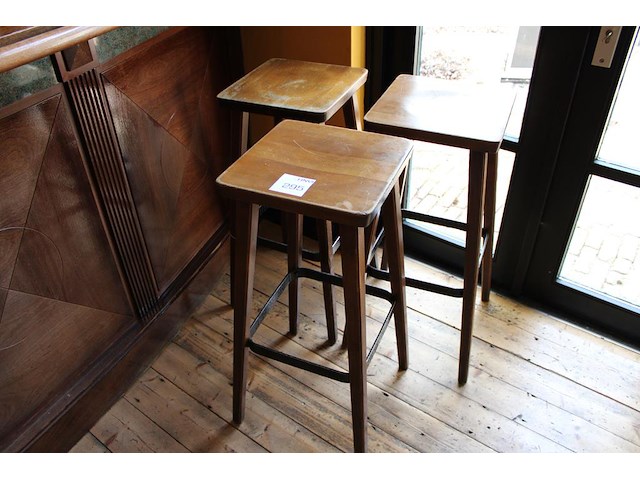 Drie houten barkrukken. - afbeelding 1 van  2