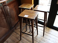 Drie houten barkrukken. - afbeelding 1 van  2