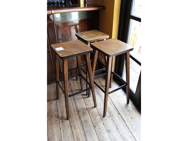 Drie houten barkrukken. - afbeelding 2 van  2