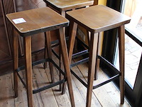 Drie houten barkrukken. - afbeelding 2 van  2