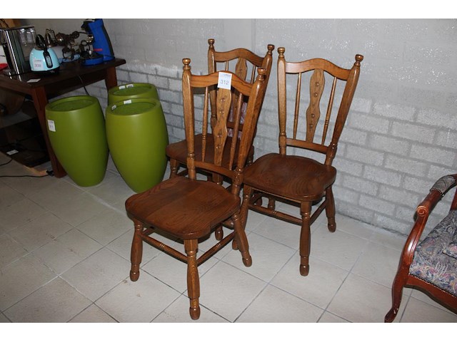 Drie houten eettafel stoelen. - afbeelding 1 van  2