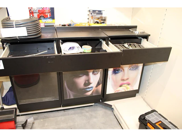 Drie houten kasten met lade en deur. afmeting per kast 51 x 61 cm. hoogte 90 - afbeelding 2 van  3