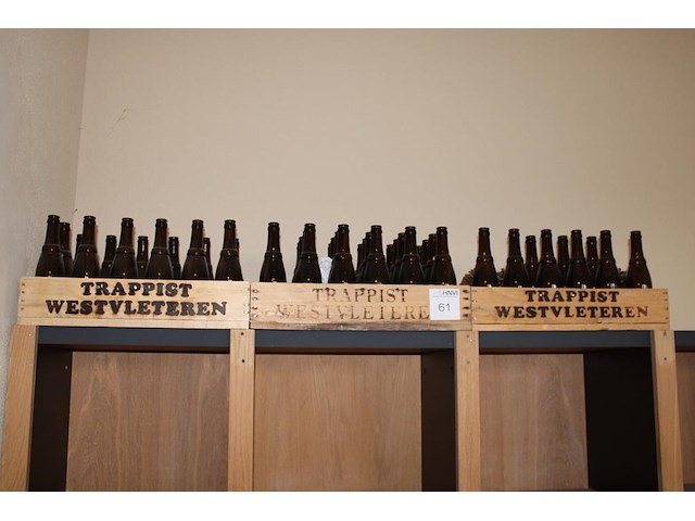 Drie houten kratten trappist westvleteren gedeeltelijk gevuld met flesjes. - afbeelding 1 van  4
