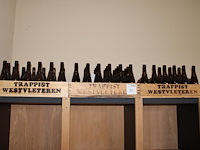 Drie houten kratten trappist westvleteren gedeeltelijk gevuld met flesjes. - afbeelding 1 van  4