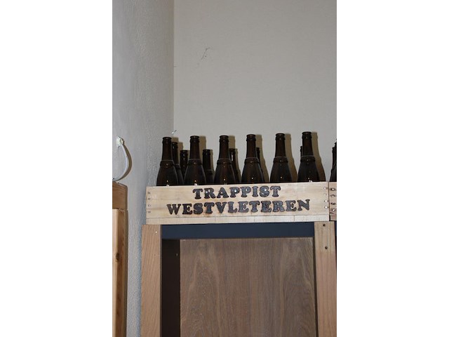 Drie houten kratten trappist westvleteren gedeeltelijk gevuld met flesjes. - afbeelding 2 van  4