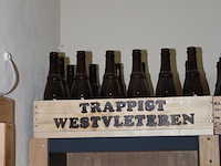 Drie houten kratten trappist westvleteren gedeeltelijk gevuld met flesjes. - afbeelding 2 van  4