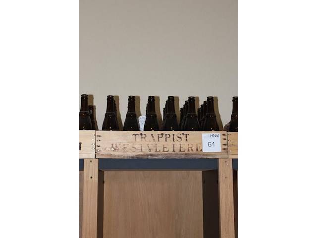 Drie houten kratten trappist westvleteren gedeeltelijk gevuld met flesjes. - afbeelding 3 van  4