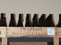 Drie houten kratten trappist westvleteren gedeeltelijk gevuld met flesjes. - afbeelding 3 van  4