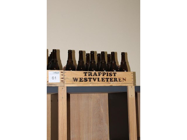 Drie houten kratten trappist westvleteren gedeeltelijk gevuld met flesjes. - afbeelding 4 van  4