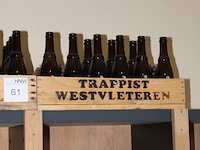 Drie houten kratten trappist westvleteren gedeeltelijk gevuld met flesjes. - afbeelding 4 van  4
